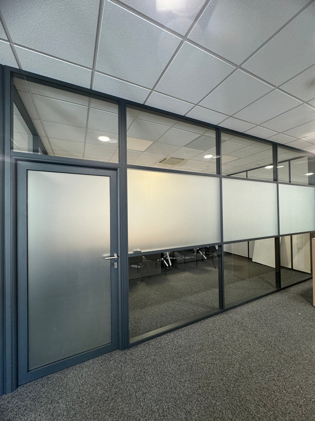 Comment améliorer la confidentialité de vos bureaux avec un film dépoli ?